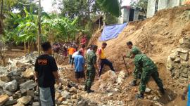 PASCA LONGSOR, KERJA BAKTI DI AREA TALUD